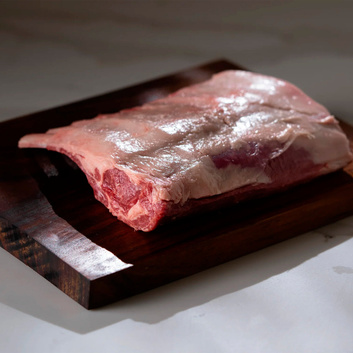 Rack 8 Huesos Cordero Superior Farms — detalle de marmoleo | MEAT MX