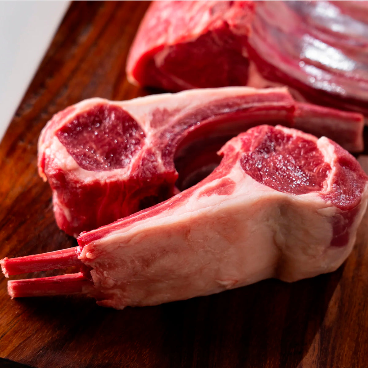 Rack 8 Huesos Cordero Superior Farms — preparado a la parrilla | MEAT MX