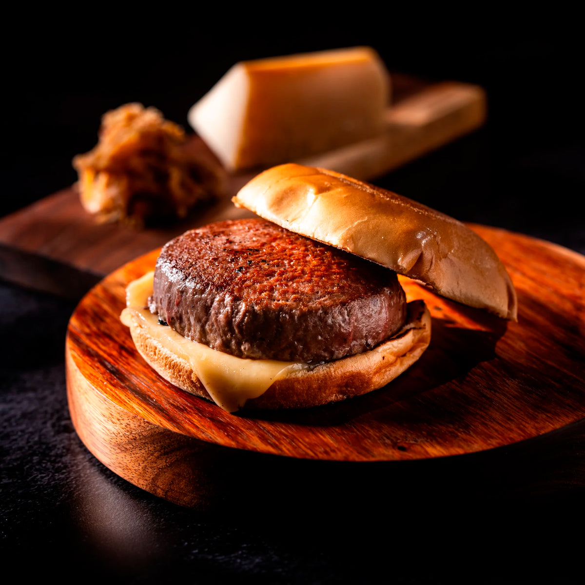 Steak Burger LHA Reserve Dry Aged — hamburguesa armada en tabla de madera | MEAT MX
